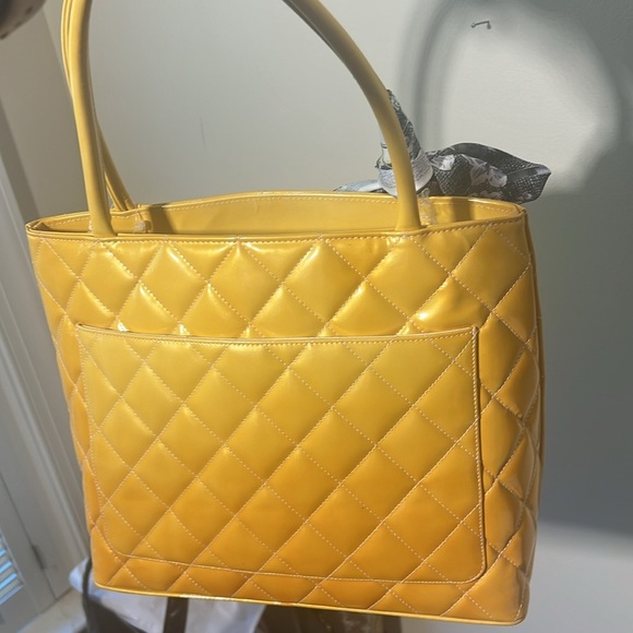 CHANEL Medallion Tote Bag A01804 Patent leather Yellow Used Women - Picture 14 of 17